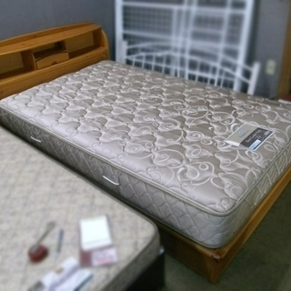 マットレスはSealy！ カントリー調セミダブルベッド 宮付き木枠 引出し3つ 本郷通