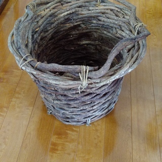 木で編んだ鉢カバー