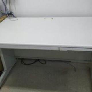 机です引きだしにやや難があります。修理すれば使えます。