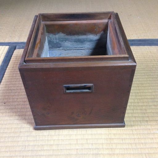 【岩手県盛岡市発　近郊の場合、送料無料でお運びします】 木製 角火鉢 アンティーク 古民具 時代物