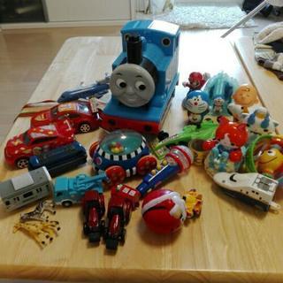 トーマス、車、レッカー車、トラクター、ドラえもんなどのおもちゃ