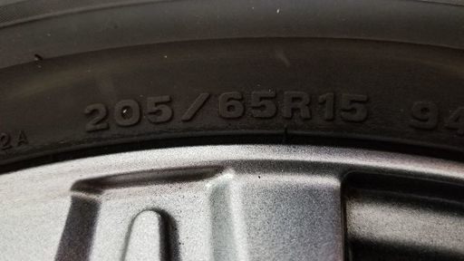 ダンロップスタッドレスタイヤ２０５ー６５R－１５インチ４本セット