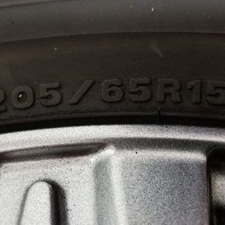 ダンロップスタッドレスタイヤ２０５ー６５R－１５インチ４本セット