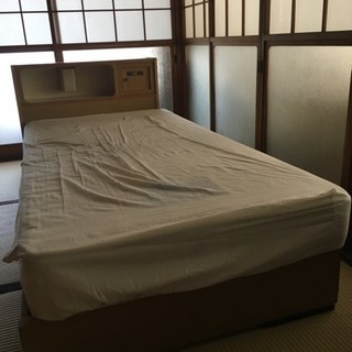 古い木製のシングルベッド