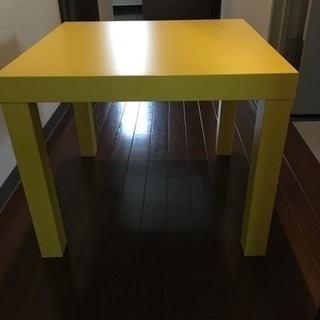 黄色テーブル