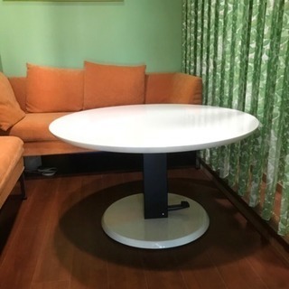 白い丸いテーブルです。