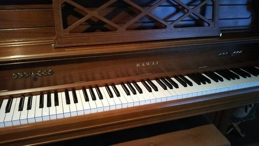 アンティークな木目のアップライトピアノKAWAI