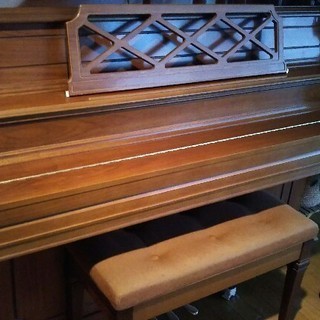 アンティークな木目のアップライトピアノKAWAI