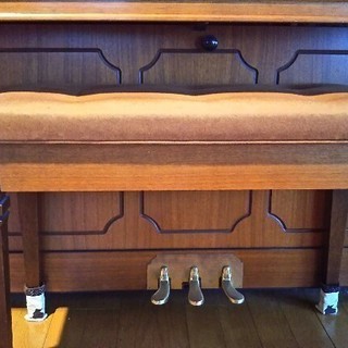 アンティークな木目のアップライトピアノKAWAI