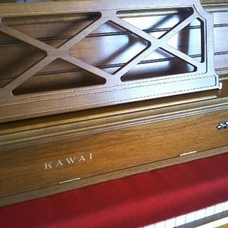 アンティークな木目のアップライトピアノKAWAI