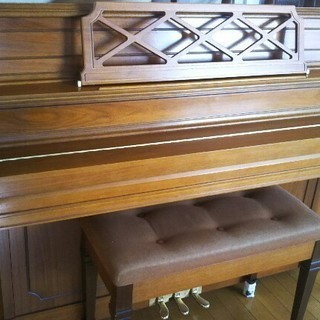 アンティークな木目のアップライトピアノKAWAI