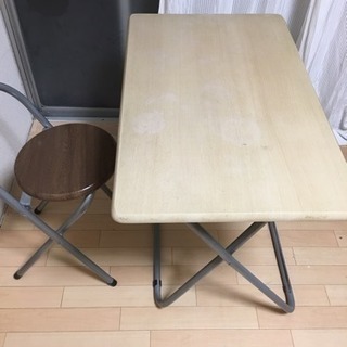 テーブルと椅子二脚セット