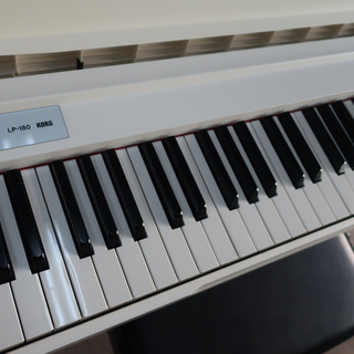KORG スタイリッシュコンパクト LP-180W ￥22.000-