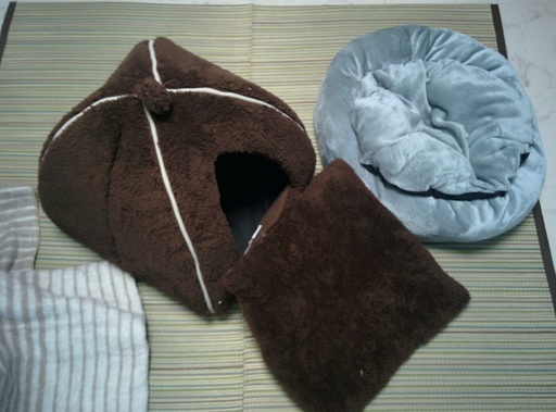 値下げ】ペット用（猫用）電気毛布とハウスとベッド (れおぽん) 学園前 
