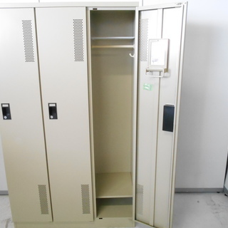 鍵1本欠品 PLUS ロッカー 4連 4人用 鍵付き 幅90×奥行51.5×高179 