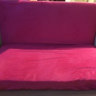 ピンク色のソファ