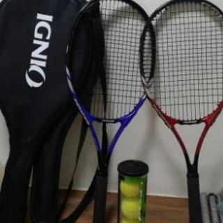 テニスラケット2つ、ボールセット