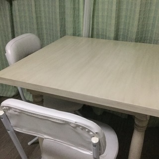 小さめ白いテーブルと椅子