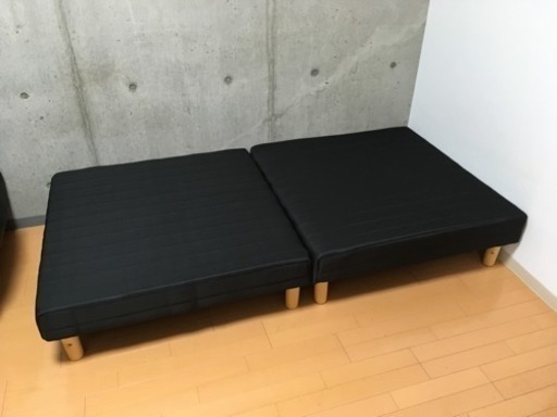 ソファー、シングルベッド、テーブルの3点セット