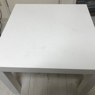 白、とっても軽いテーブルです！