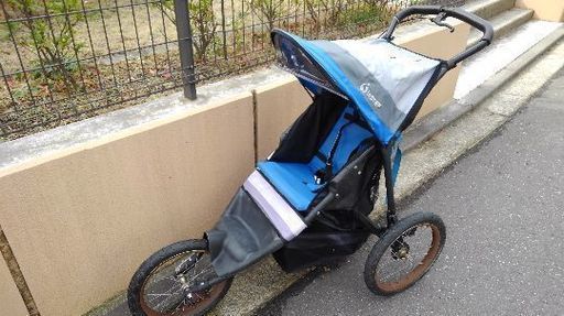 3000円引き✨✨お買い得人気商品✨✨　ベビーバギー INSTEP社　砂浜も走れます！ジョギングもできます！タイヤが大きいので操作性バツグン！アウトドアにもってこいの一台です。クルマのトランクにも入ります！たくさんの楽しい思い出を作りましょう！