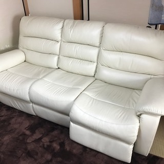 さらに値下げしました】テーブル付き3人用電動本革リクライニング