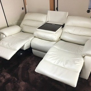 さらに値下げしました】テーブル付き3人用電動本革リクライニングソファ