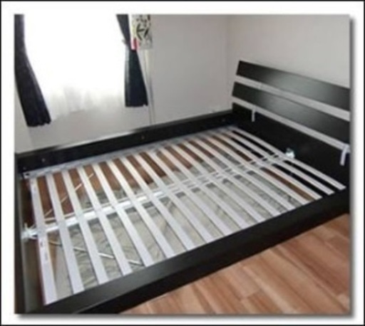 IKEAのキングサイズベッドのフレーム