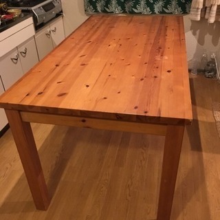 大きな木製ダイニングテーブル