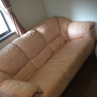 桜色の革のソファ （3人掛け）made in ITALIA