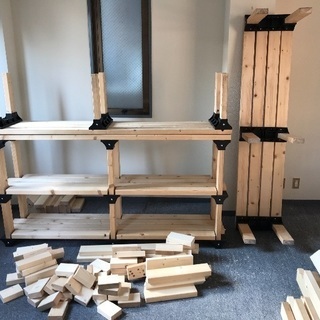 大量の木材 イス テーブル 棚 DIY 無料