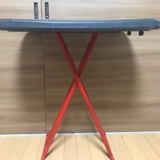 グレイと赤いのテーブル