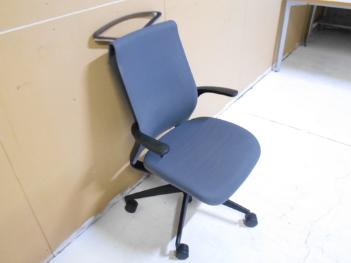 コクヨ　M4　事務椅子　美品　ハンガー付き　座面に薄い汚れ  【リサイクルショップサルフ】