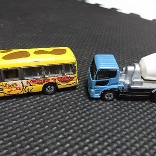 トミカ ミキサー車 幼稚園バス