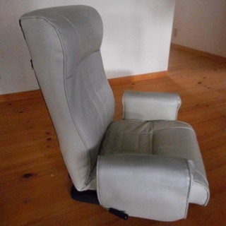 ワケ（傷）あり、白いリクライニング＆回転式の座椅子。無料で！