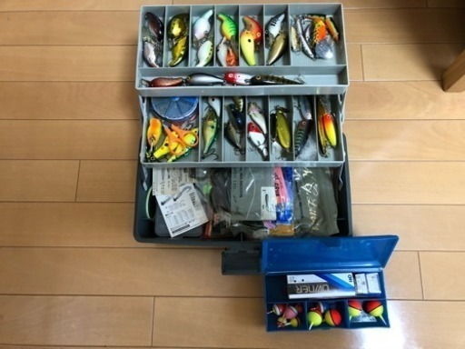ルアーを中心に釣り具をまとめて!（リール3つ、竿3本、プラグ＆ワームたくさん。 その他、針や浮きなど細々としたものをまとめて!）