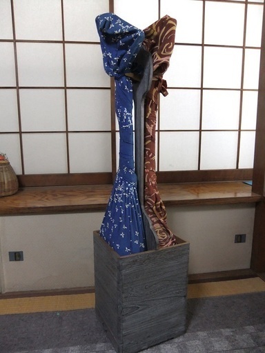 三味線　２棹　立て箱　と　バチ等の小物一式　譲ります