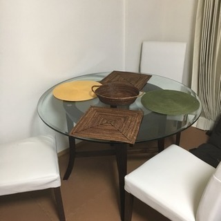 お洒落なテーブルと椅子のセット