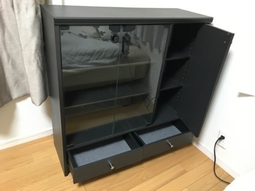 黒い棚