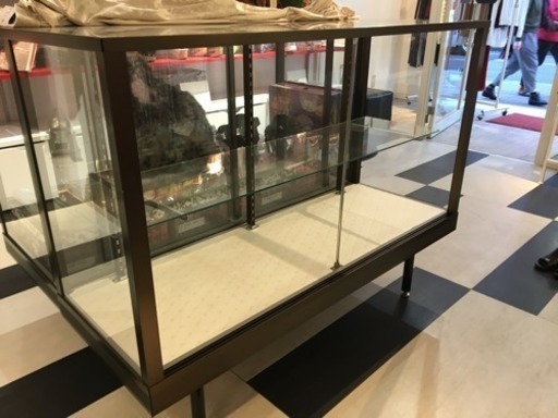ガラス扉付きショーケース