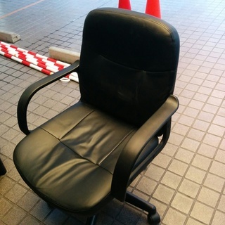 オフィス用の椅子です　座面が広めです