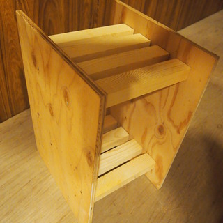 木製の小さなサイドテーブル
