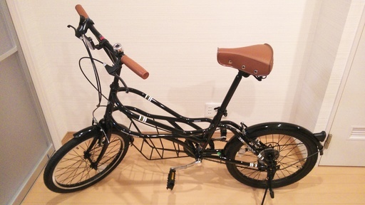 【新品同様】小径自転車　黒　20インチ　７段ギア　荷物積載に便利な中央キャビン付
