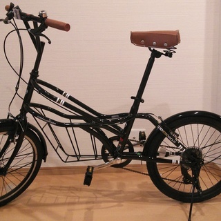 【新品同様】小径自転車　黒　20インチ　７段ギア　荷物積載に便利な中央キャビン付