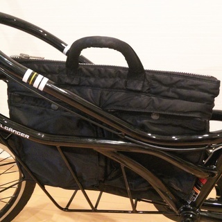 【新品同様】小径自転車　黒　20インチ　７段ギア　荷物積載に便利な中央キャビン付