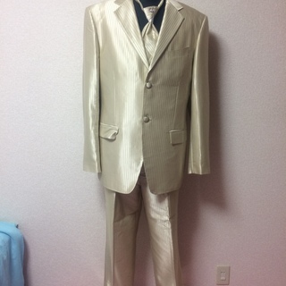 （ありがとうございました☆取引終了）送料込２万5,000円　PULUOMI カラータキシード　シャンパンゴールド４点セット+タイピン　３ＸＬ
