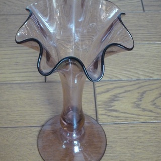 ガラス製の花瓶を差し上げます。