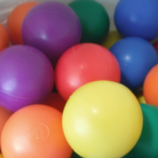 ボールプールのボール カラフル６色 ９０個です。