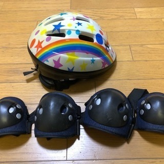 子供用ヘルメットとプロテクター