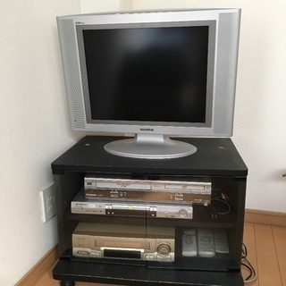 テレビとレコーダー3台とテレビ台